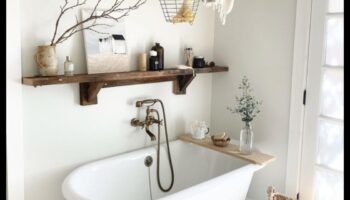 Kādas ir pilsētas lauku mājas vannas istabas dekorēšanas idejas ar senlaicīgu pieskārienu?