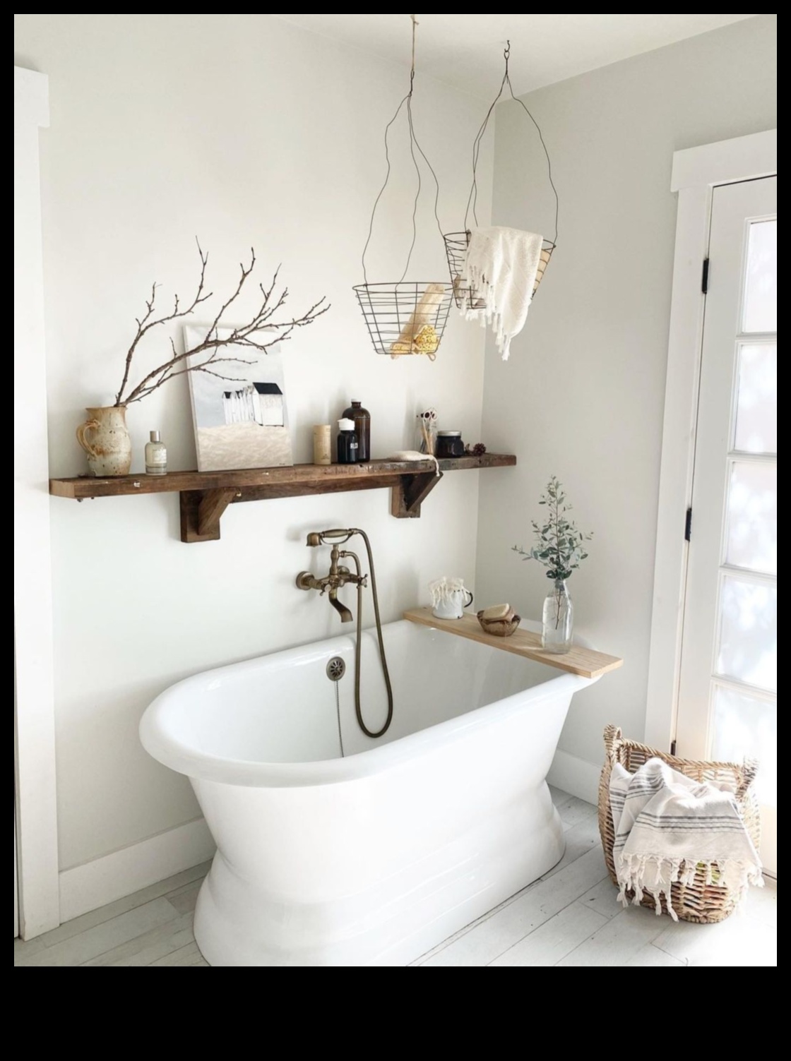 Kādas ir pilsētas lauku mājas vannas istabas dekorēšanas idejas ar senlaicīgu pieskārienu?