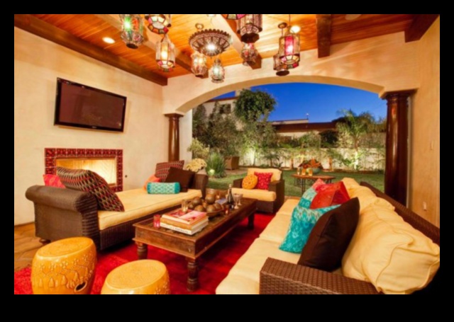 Kā izveidot Marokas dzīvojamo istabu ar sarežģītiem marokāņu rakstiem, izmantojot dekoru idejas?