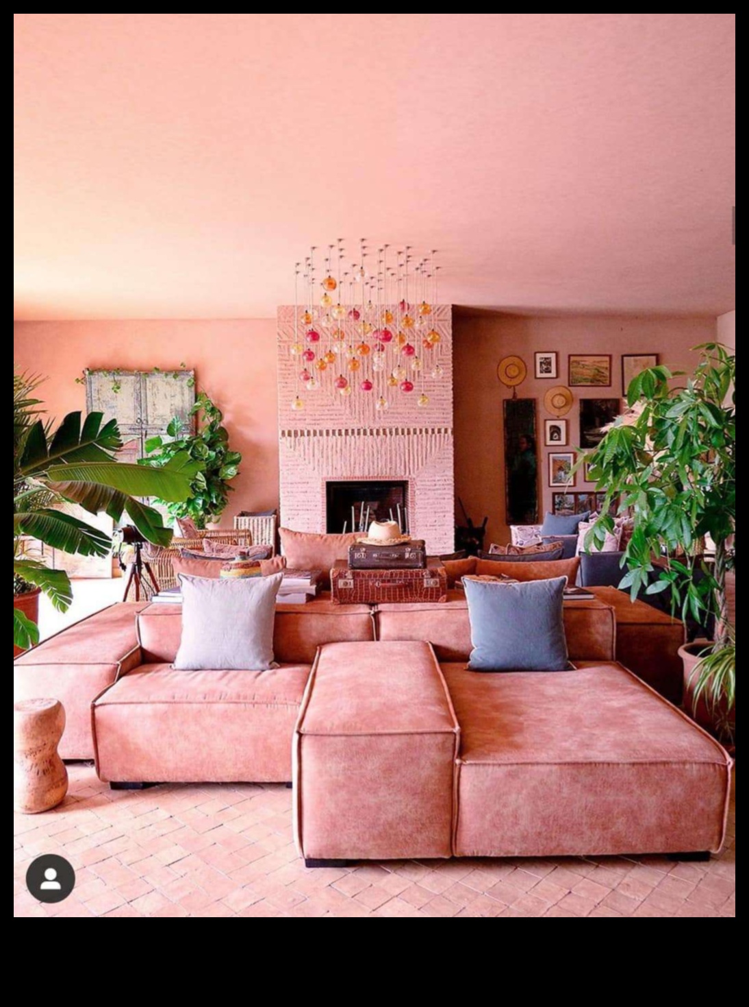 Kā izveidot Marokas dzīvojamo istabu ar sarežģītiem marokāņu rakstiem, izmantojot dekoru idejas?