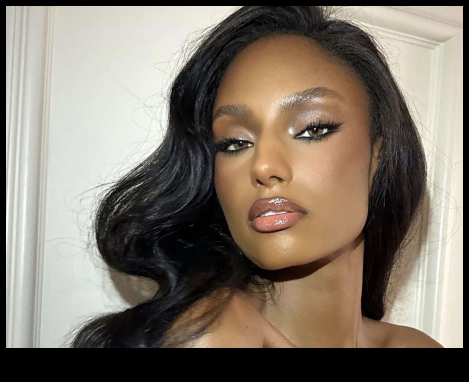 Drosmīgas uzacis, maigas acis: līdzsvara sasniegšana ar glam grima stiliem