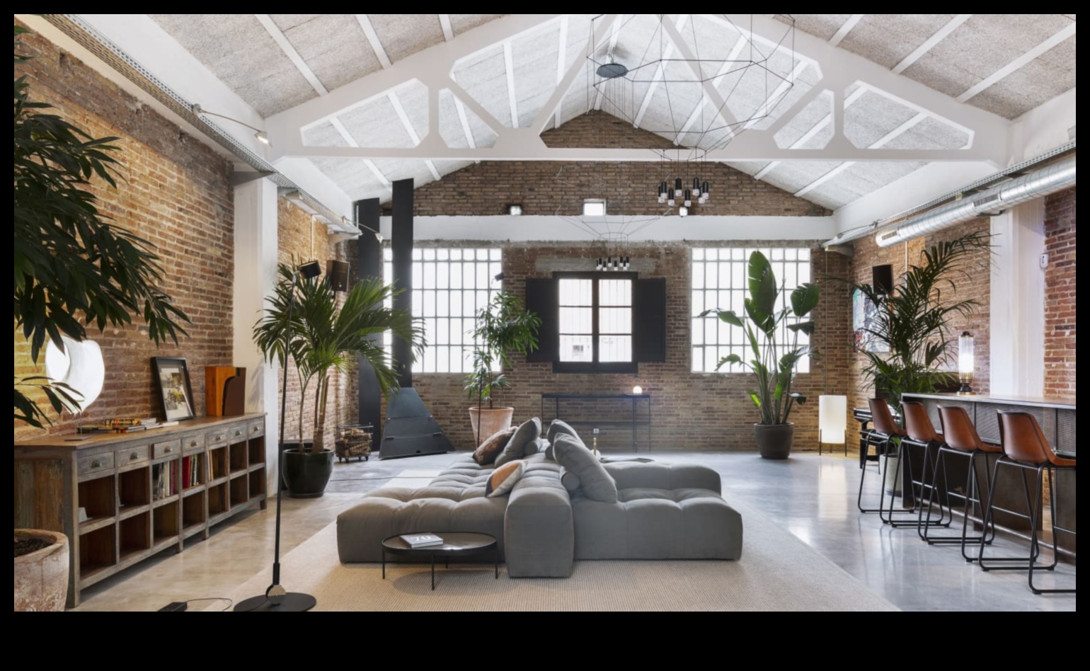 Kā apvienot industriālo šiks dekoru ar pilsētas dzīvi nelielā dzīvoklī?