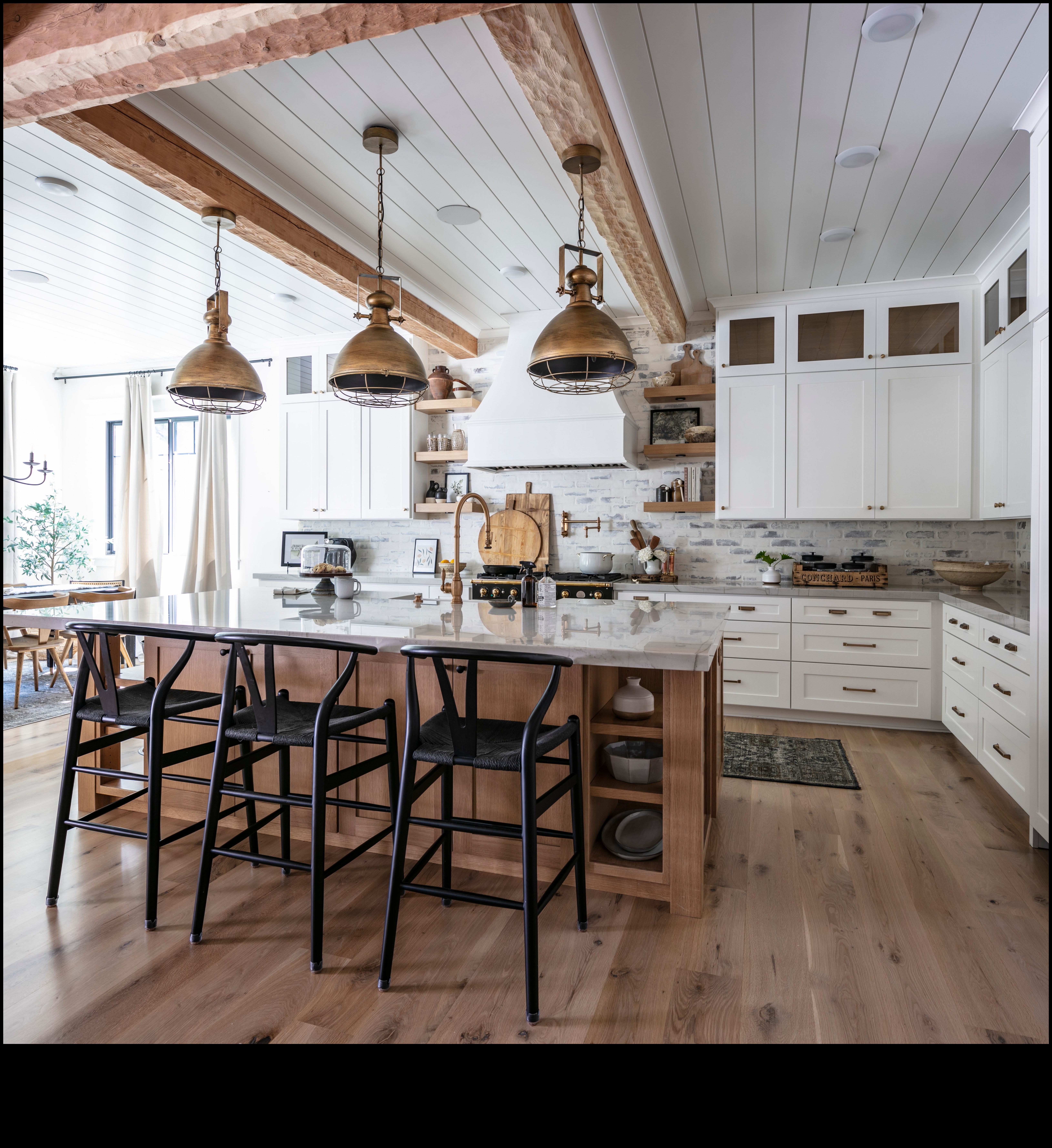 Kā apvienot industriālo šiks dekoru ar pilsētas dzīvi nelielā dzīvoklī?