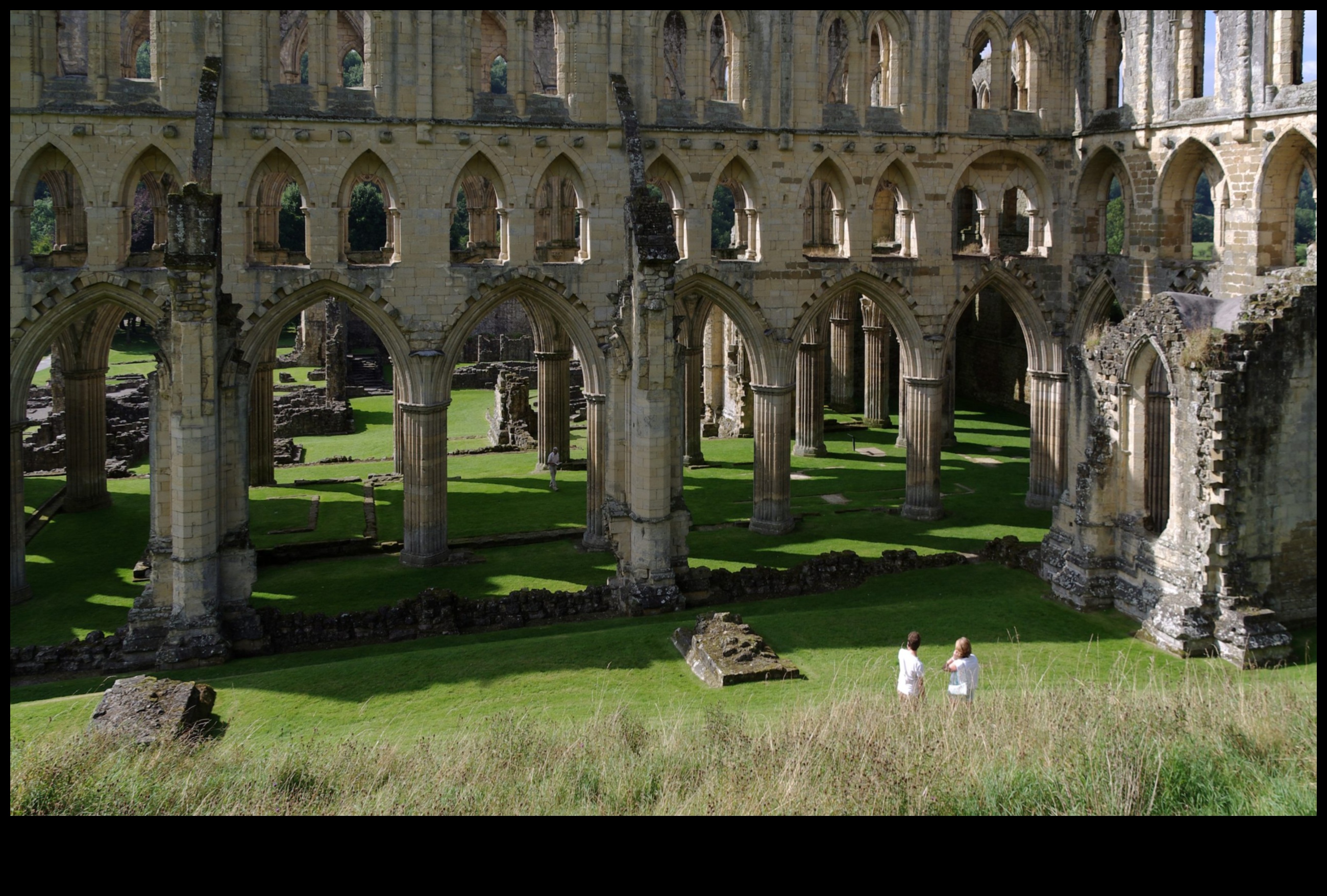 Cloistered Chronicles: ikdienas dzīves ainas gotiskajos klosteros