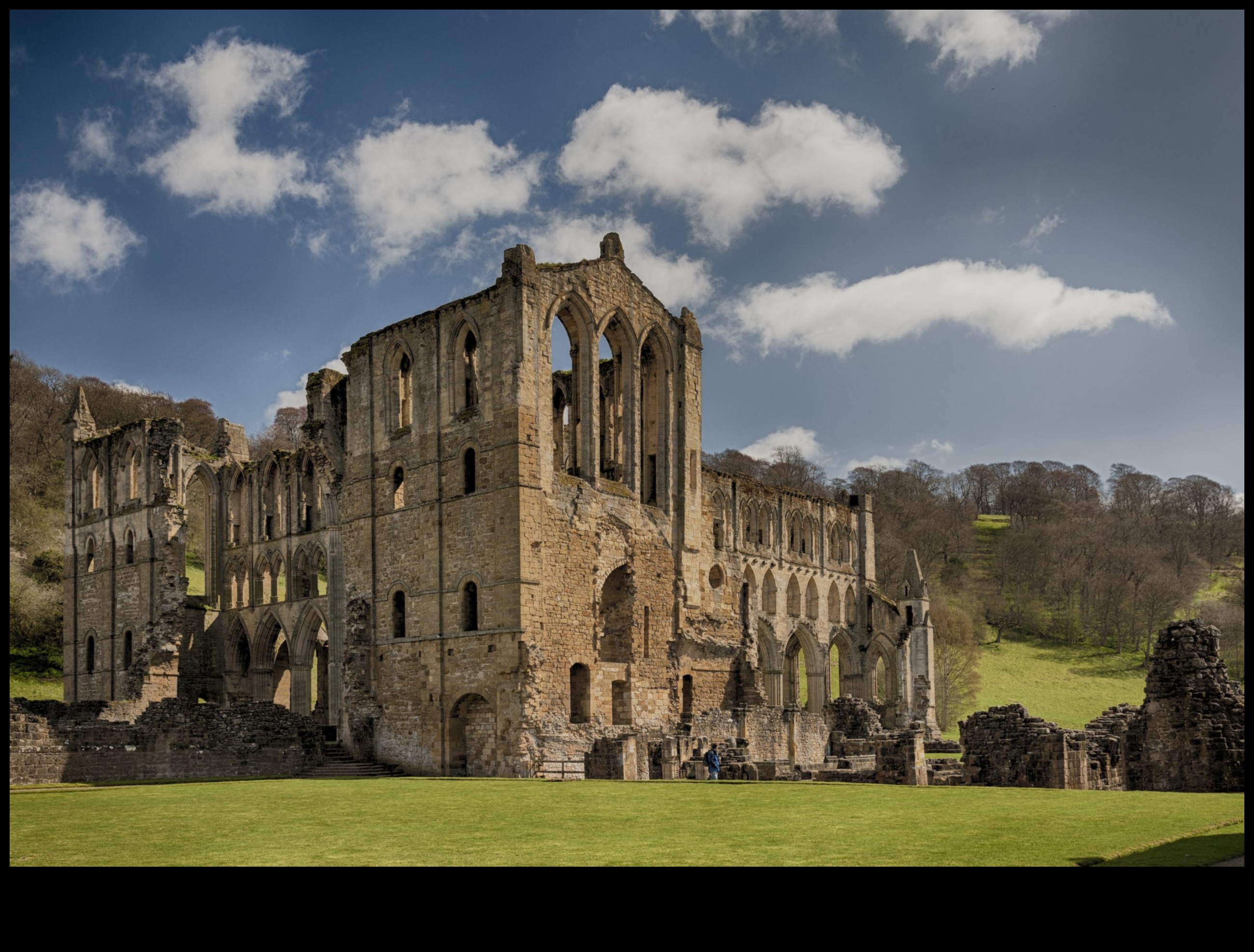 Cloistered Chronicles: ikdienas dzīves ainas gotiskajos klosteros