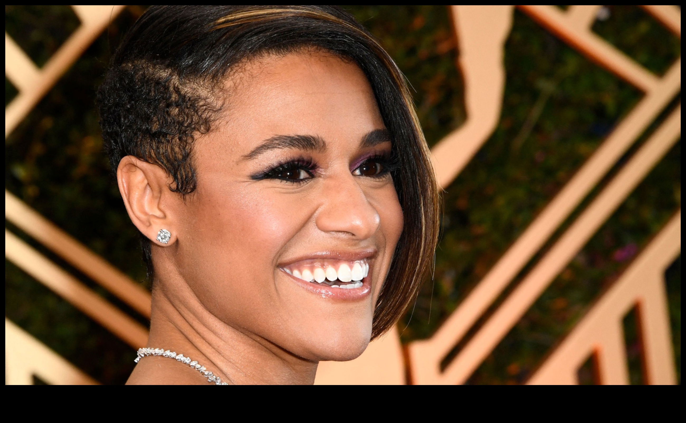 Sarkanajam paklājam gatavs: iegūstiet A-List Glam, izmantojot vakara grima paņēmienus