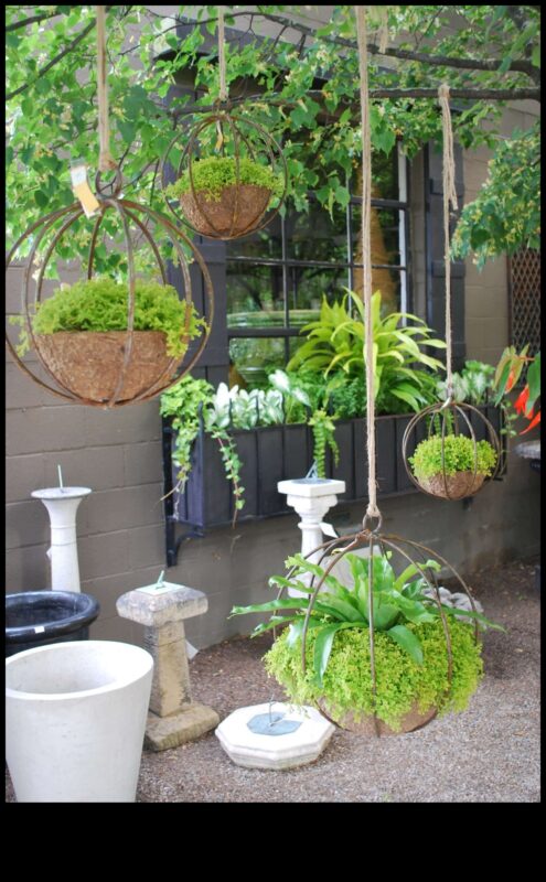 Vai varat ieteikt Boho Chic āra dārza dekoru idejas ar piekārtiem stādītājiem?