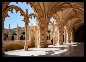 Cloistered Chronicles: ikdienas dzīves ainas gotiskajos klosteros
