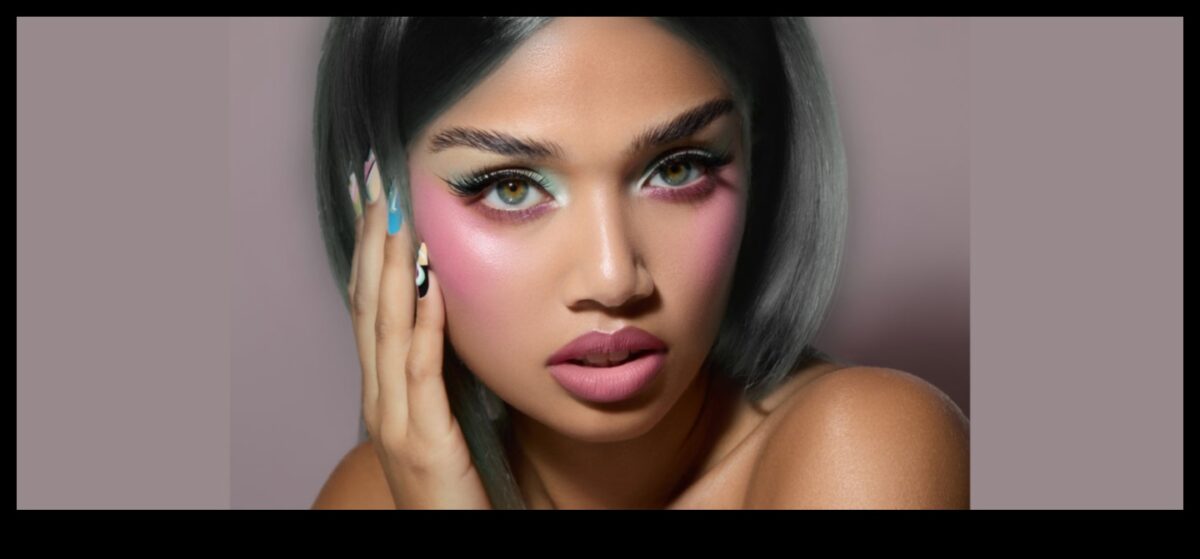 Drosmīgs vaigu sārtums, drosmīgas izvēles iespējas: izteiksmīgas krāsas izskats Glam grimā