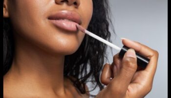 Pareiza lūpu spīduma izvēle: caurspīdīgs, tonēts vai necaurspīdīgs — kura apdare jums ir piemērota?