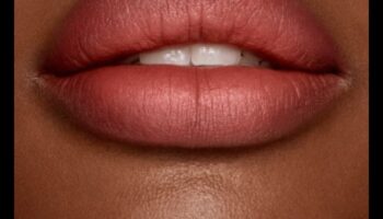 Atkailinātu lūpu valdzinājums: dabiskā lūpu grima vienkāršības izpēte