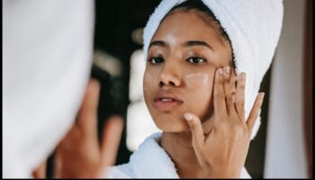 Sezonālo izmaiņu ietekme: dabiskā grima pielāgošana laikapstākļiem