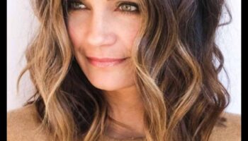 Teksturētas un izlobītas: ikdienišķas brunešu frizūras ikdienas elegantumam